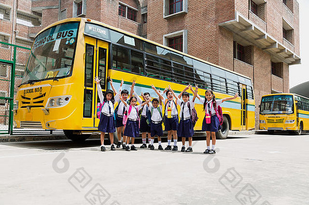 集团学校孩子们学生站公共汽车有趣的快乐的
