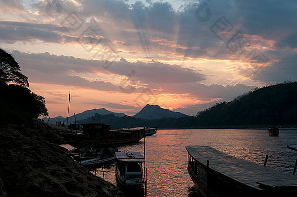 太阳射线山湄公河河銮prabang老挝