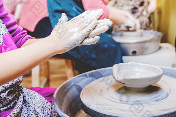 手年轻的艺术家准备好了成型粘土陶器轮车间陶瓷工作室