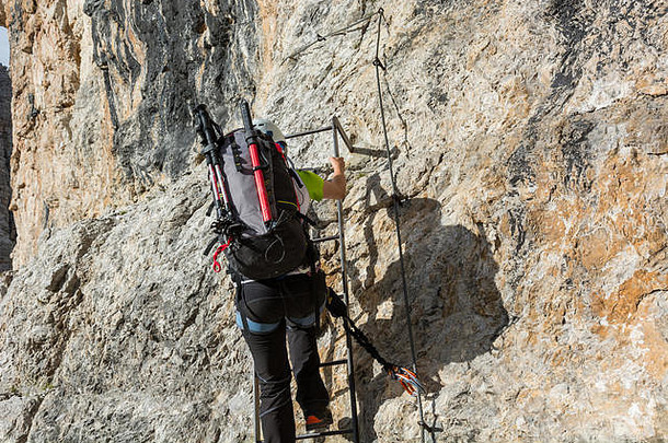 登山者提升金属梯解决垂直墙