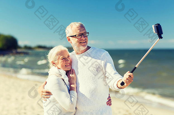快乐高级夫妇拥抱夏天海滩