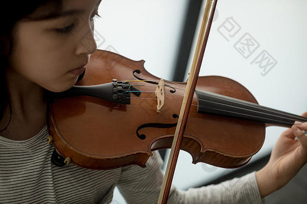 女学生玩小提琴音乐学校