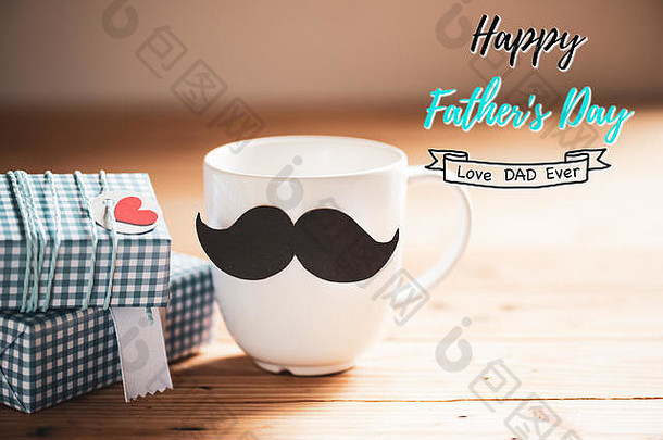 快乐父亲一天概念礼物盒子胡子咖啡杯纸红色的心标签木表格背景