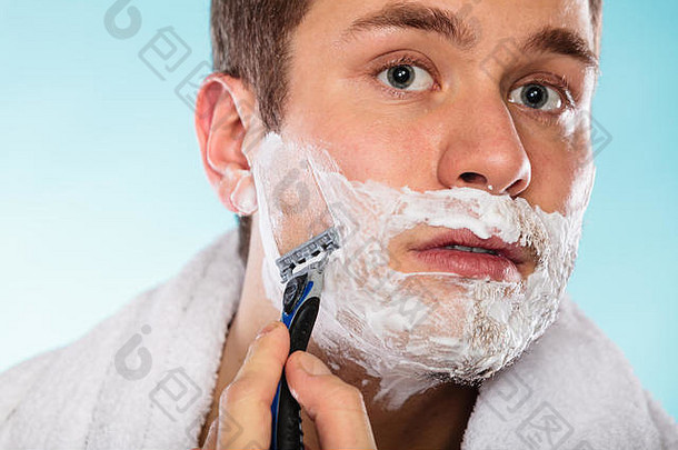 年轻的男人。剃须剃须刀奶油泡沫英俊的的家伙删除脸胡子头发皮肤护理卫生