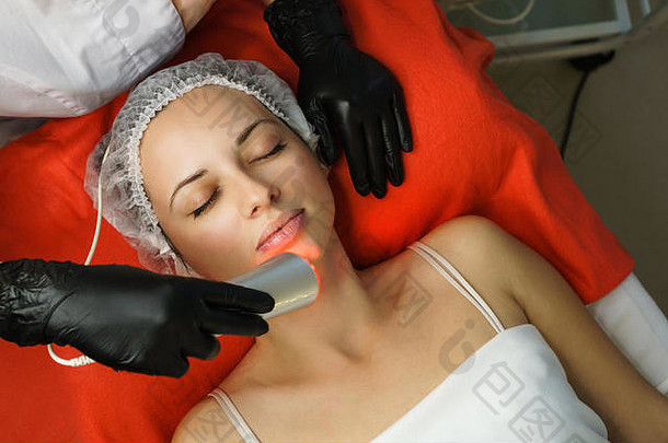 硬件美容美容师使超声波皮肤收紧客户端皮肤孔隙清洗抗衰老治疗水疗中心下巴区域