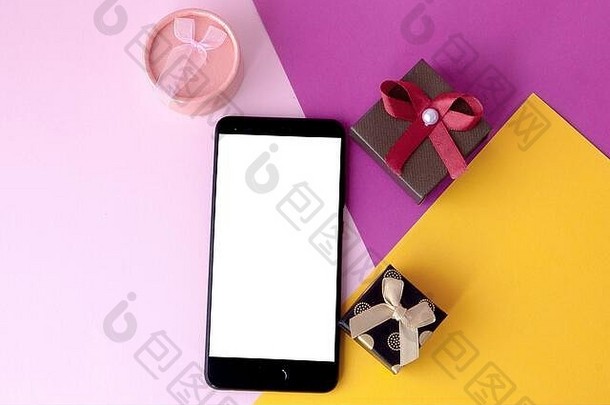 电话屏幕礼物彩色的背景最小的概念平躺前视图在线促销活动折扣假期礼物惊喜