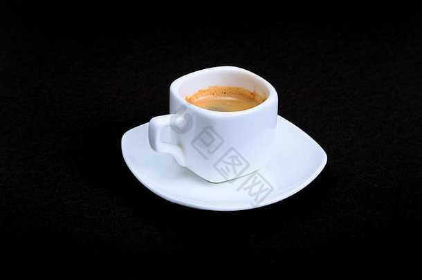 白色杯经典表示咖啡果仁糖黑色的背景
