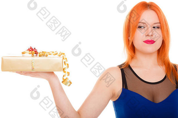 圣诞节x-mas冬天情人节一天生日概念红色的头发女孩持有金礼物盒子工作室拍摄孤立的