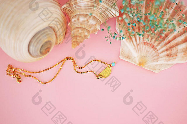 黄金链项链期间西瓜粉红色的背景贝壳装饰夏天女人时尚