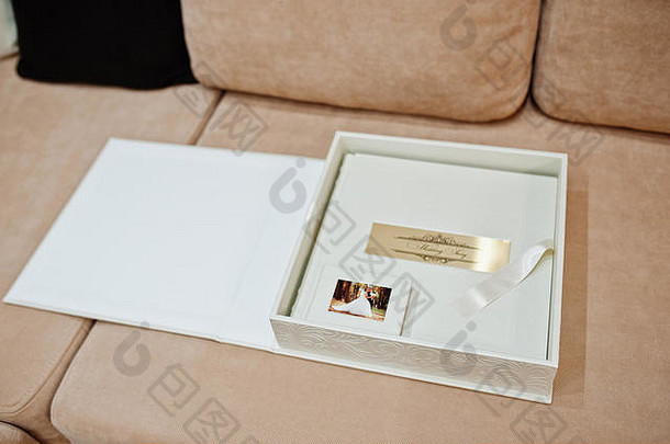 太棒了优雅的白色盒子婚礼相册,照片专辑内部铺设沙发