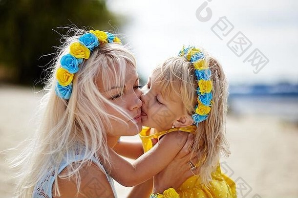 快乐家庭休息海滩夏天年轻的妈妈。可爱的女儿海滩假期快乐家庭放松海