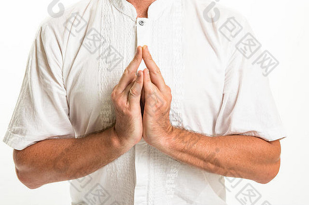男人。执行瑜伽手手势被称为穆德拉斯替代健康幸福概念图像复制空间文本