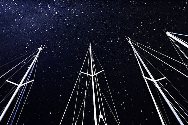 帆船桅杆布满星星的天空背景晚上旅行奢侈品水运输玛丽娜夜间明亮的星星黑暗天空