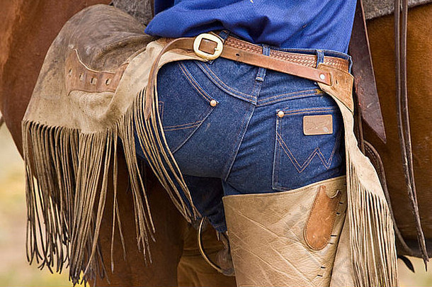 美国俄勒冈州塞内加杰克牧场视图牛仔的背后挂载马