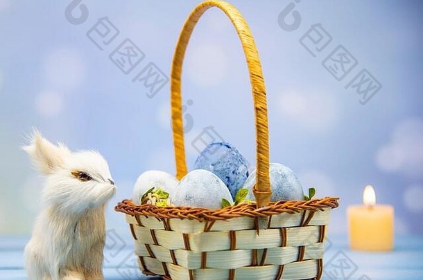 兔子篮子完整的复活节鸡蛋木表格模糊背景