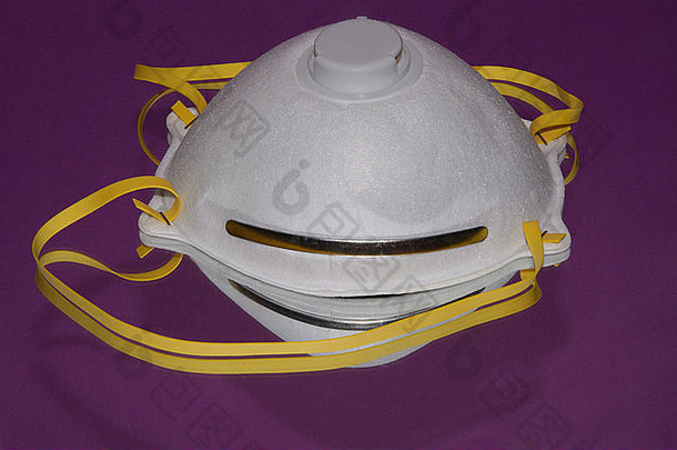 呼吸器面具过敏灰尘花粉哮喘紫色的背景