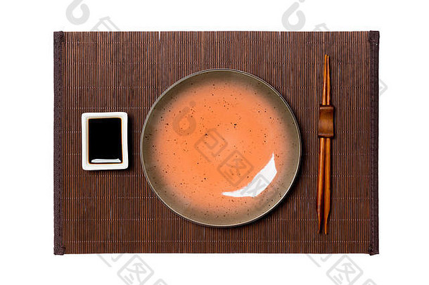 空轮棕色（的）板筷子寿司我是酱汁黑暗竹子席背景前视图复制空间设计