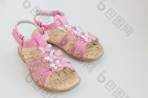 粉红色的婴儿女孩夏天凉鞋蝴蝶孤立的白色背景时尚的舒适的鞋子夏天蹒跚学步的时尚翻转失败一对