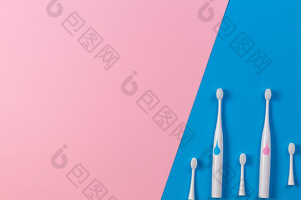 电牙刷刷头蓝色的粉红色的背景前视图