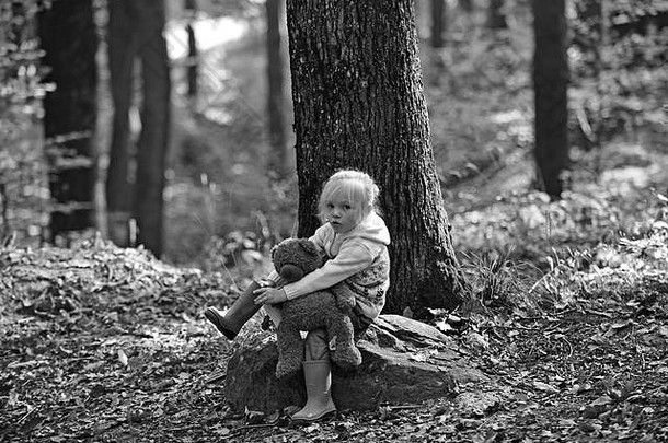 活跃的女孩泰迪熊秋天森林活跃的休息活动新鲜的空气森林