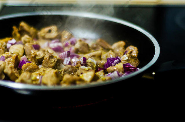多汁的猪肉减少块炸黄油红色的肉准备锅烹饪