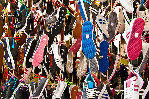 挂色彩斑斓的鞋子街市场