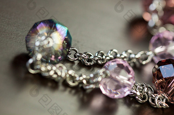 关闭有吸引力的闪亮的紫色的珠子附加银链项珠宝时尚工艺品概念