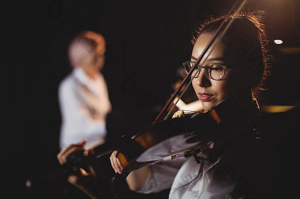 女学生玩小提琴