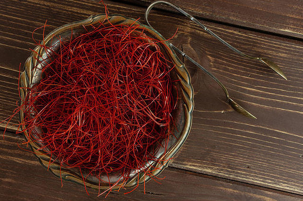 很多红色的辣椒胡椒线程铁碗糖钳平铺棕色（的）木