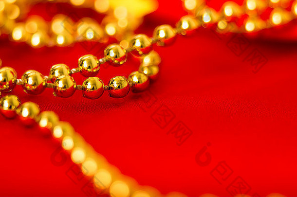 黄金珠子红色的织物宏拍摄