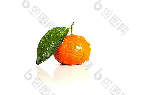 孤立的单橙色普通话水果叶白色背景