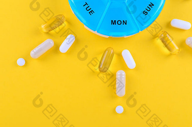 药物周药片盒子黄色的背景复制空间