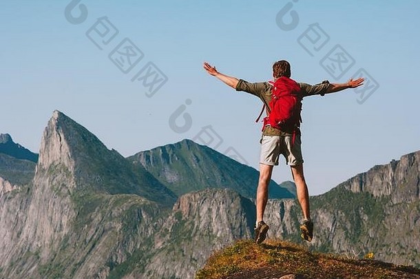 男人。跳山悬崖旅行活跃的健康的生活方式户外冒险假期挪威成功快乐情绪动机概念