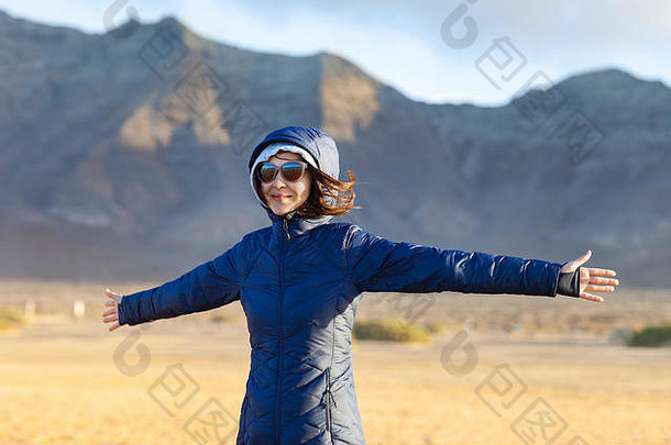 快乐年轻的女人享受旅行山背景假期概念
