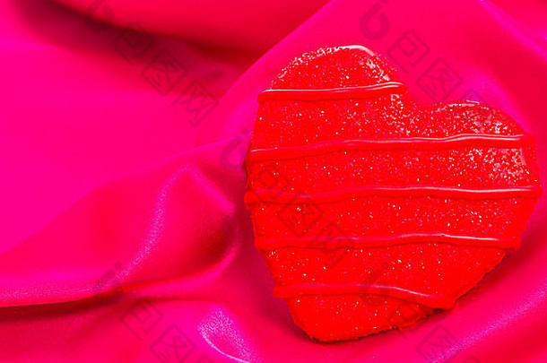 美食心形状的饼干装饰情人节一天粉红色的丝绸