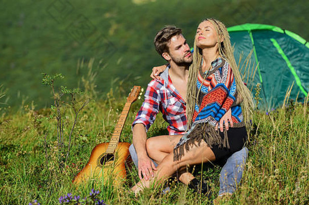 家庭旅行夏天假期的男朋友女朋友吉他野营帐篷野营假期徒步旅行浪漫野营山夫妇爱快乐放松自然背景爱概念