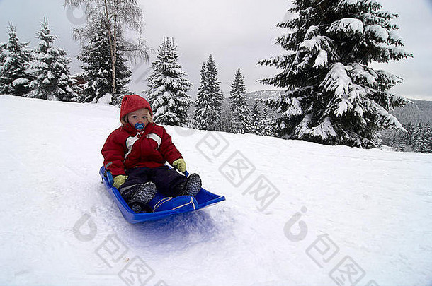 滑雪橇一年女孩山冬天季节雪