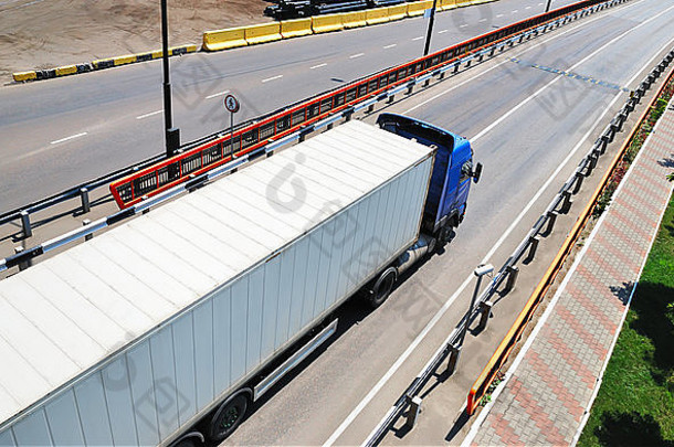 运输货物容器卡车