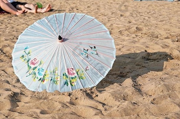 伞坐在沙子海滩