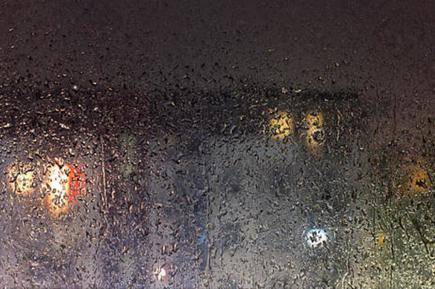 多雨的晚上视图雨棚玻璃模糊块公寓