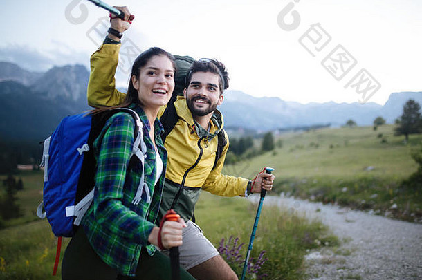 夫妇活跃的徒步旅行者徒步旅行享受视图山森林景观