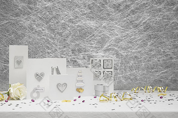 婚礼祝贺卡片白色桌布黄金丝带弓银心五彩纸屑钻石表格装饰