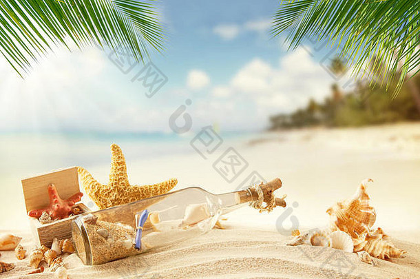 玻璃消息内部贝壳海滩模糊海背景夏天异国情调的放松概念Copyspace文本