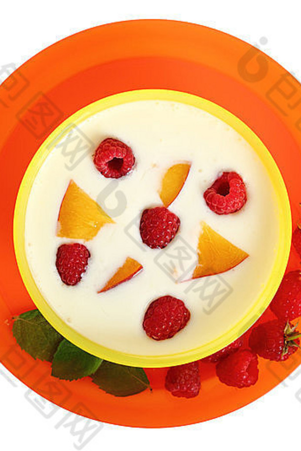 水果酸奶健康的吃桃子树莓