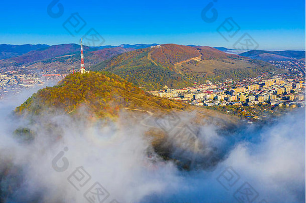 空中视图山城市覆盖雾秋天景观罗马尼亚