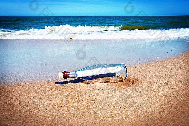 瓶消息海滩海洋