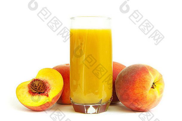 玻璃新鲜使桃子汁白色背景