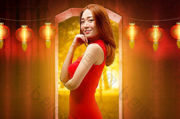 快乐中国人女人传统的衣服摆姿势挂灯笼背景快乐中国人一年