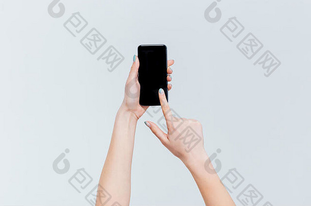 女手智能手机空白屏幕孤立的白色背景
