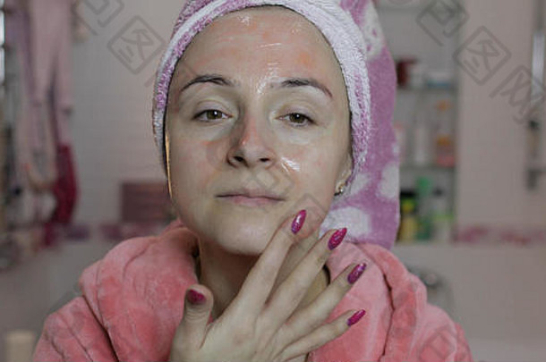 女人应用面具保湿皮肤奶油脸相机浴室女孩采取护理肤色分层保湿霜护肤品水疗中心治疗面部面具